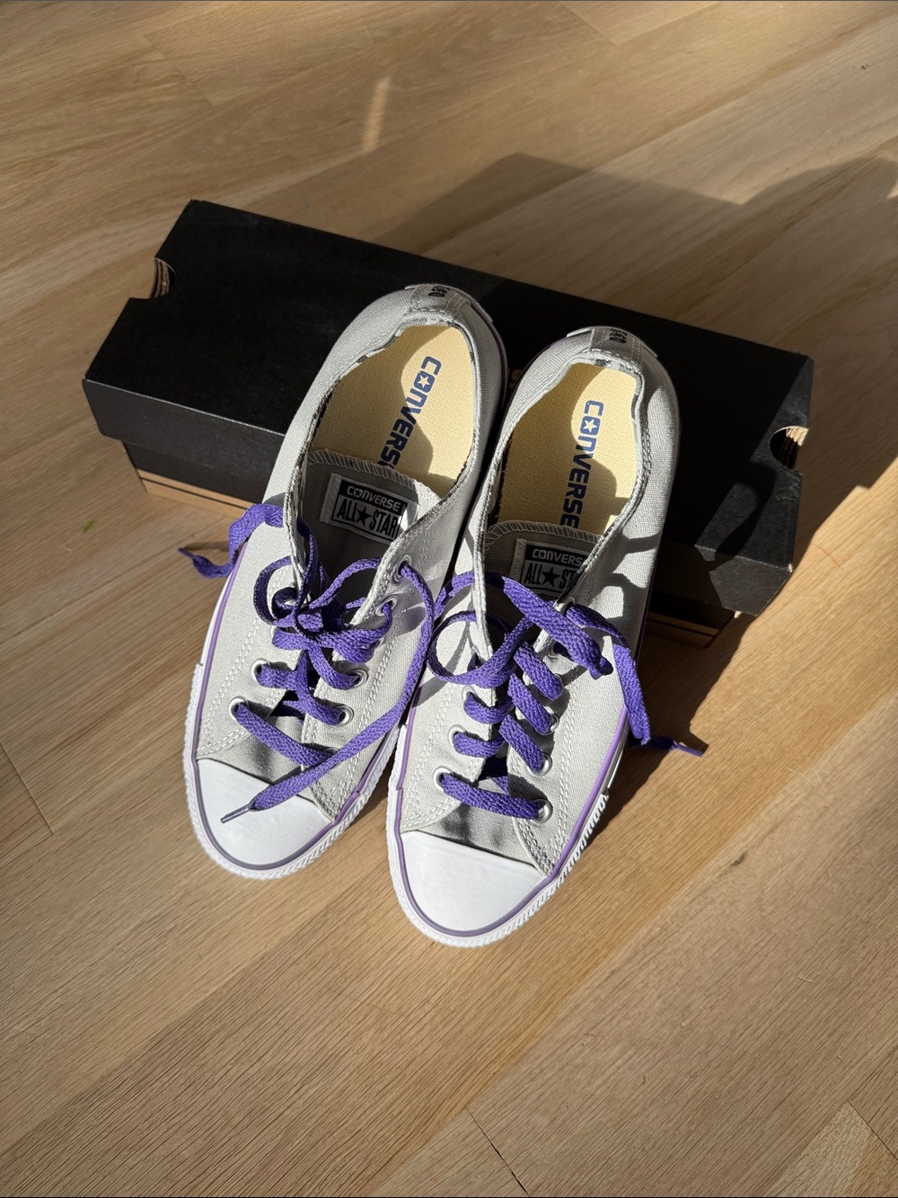 Converse Low-Top Sneakers 7.5 men 9.5 women worn once